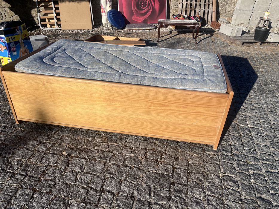 Cama de solteiro em madeira