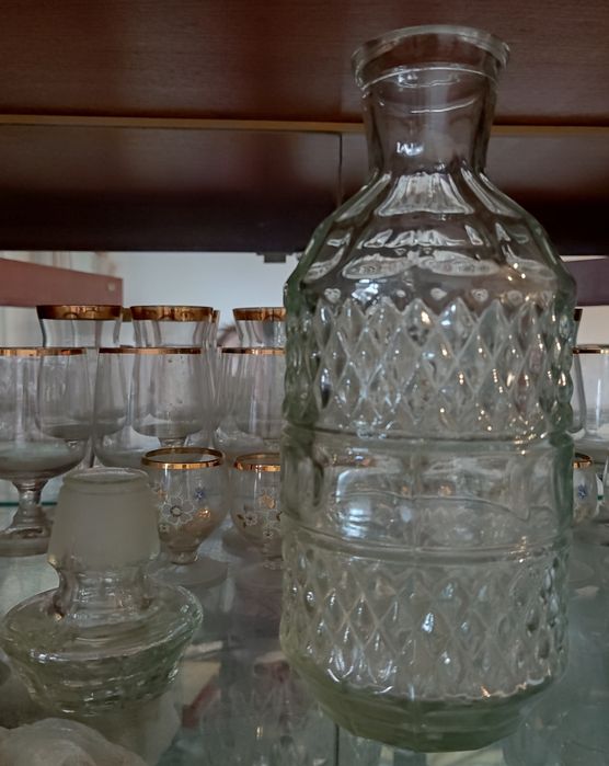 Графін чашки тарілки