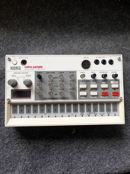 оригінальний Korg Volca Sample першого покоління. Компактний цифровий семплер та секвенсор для створення бітів, електронної музики та live/jam-сетів.