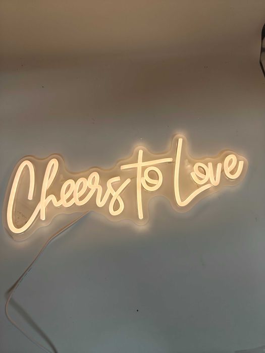 Letreiro Neón LED LookLight “Cheers to Love” – Casamento