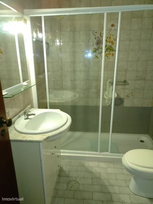 Apartamento T4+1 em Rés-do-chão — Bom estado.