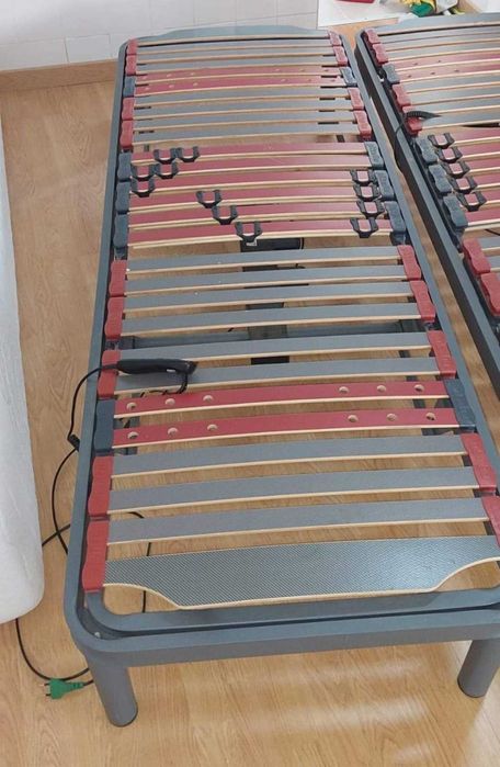 Estrado com mecanismo elevatório com colchões