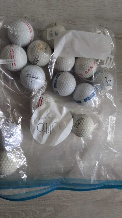 Saco de golfe Titleist com oferta de tacos, bolas, Tees e acessórios - OPORTUNIDADE!