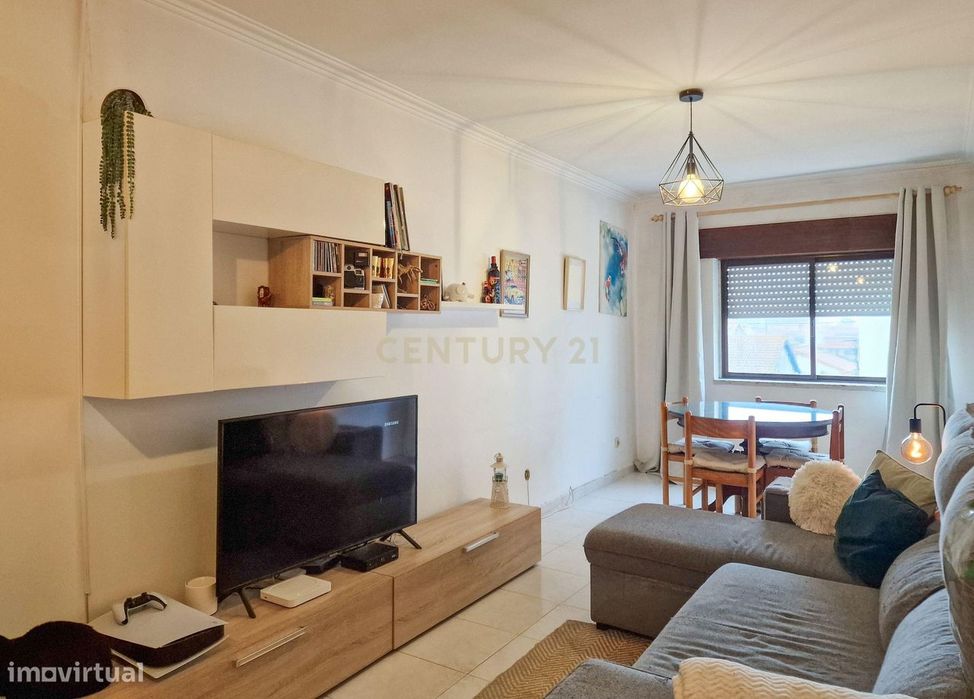 Apartamento de 3 assoalhadas inserido em prédio com espaço exterior co — Quinta do Conde, Setúbal