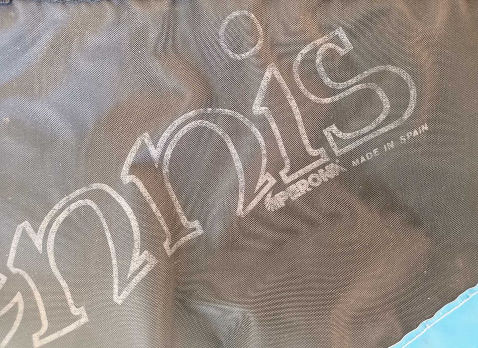 Saco de Ténis com alguns sinais de uso mas em relativo bom estado.