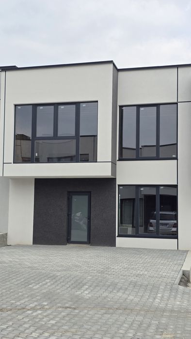 Продається крайній таунхаус 5 км від майдану.