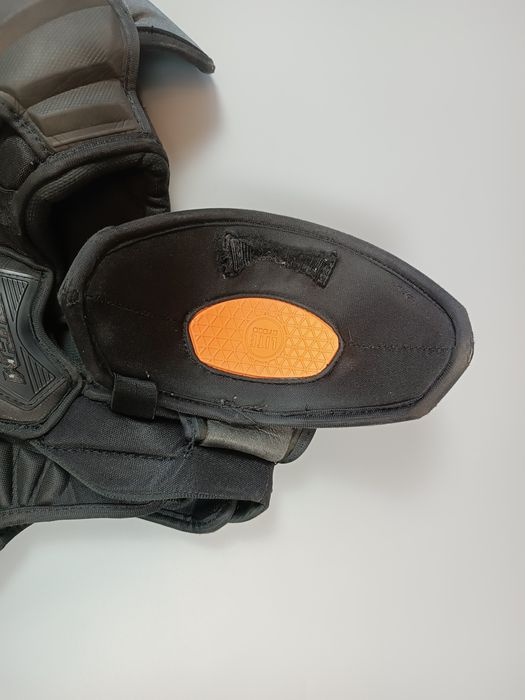 Хоккейный нагрудник CCM Tacks 9080 (размер JR) в отличном состоянии!