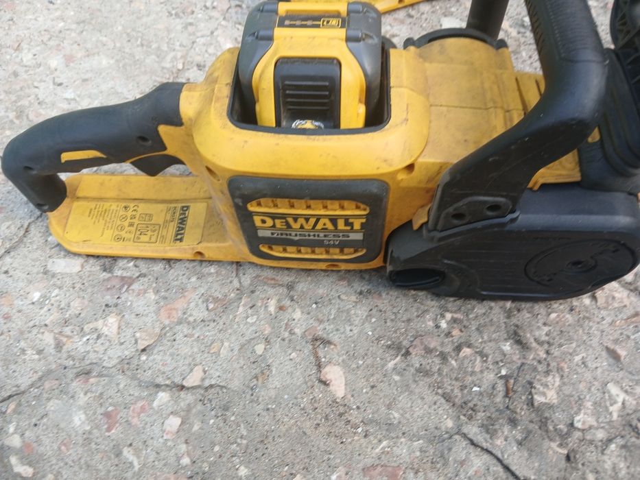 Продам Електро пилу Деволт БЕЗ АКБ
