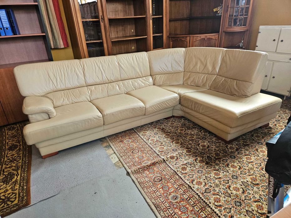 Sofá cama, de canto em pele - Com algum desgaste