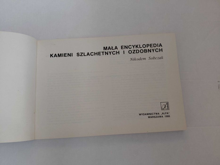 Mała encyklopedia kamieni szlachetnych i ozdobnych Nikodem Sobczak