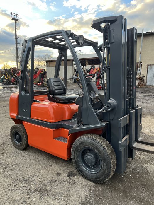 Вилочний навантажувач Nissan 2.5t 4.7m 2005p