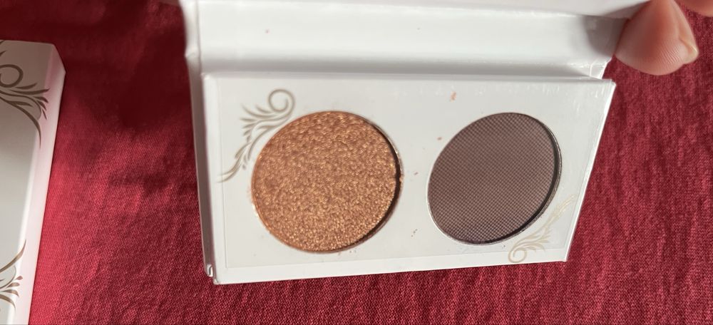 Paleta dwóch cieni do powiek marki LUVIA