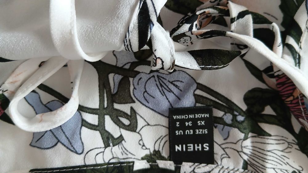 Blusa floral em tons azul e preto