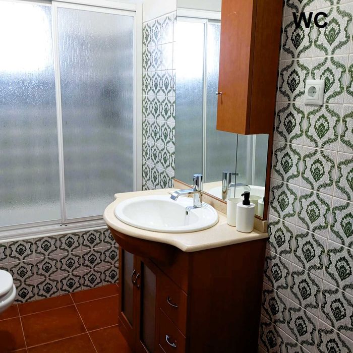 Quarto mobilado em moradia T3