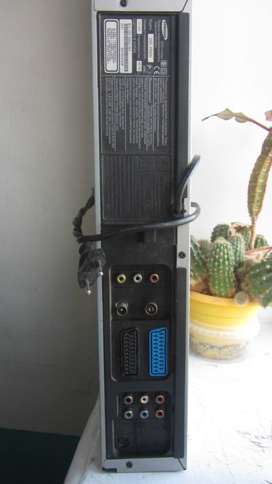 Samsung DVD-V6500 видеомагнитофон и DVD-плеер в одном корпусе.