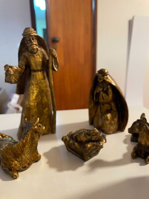 Presépio dourado maciço, com 8 peças