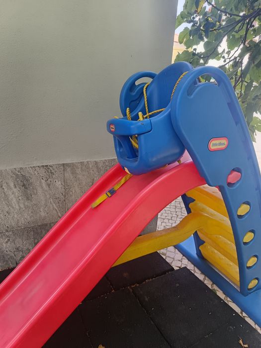 Escorrega e baloiço em bom estado