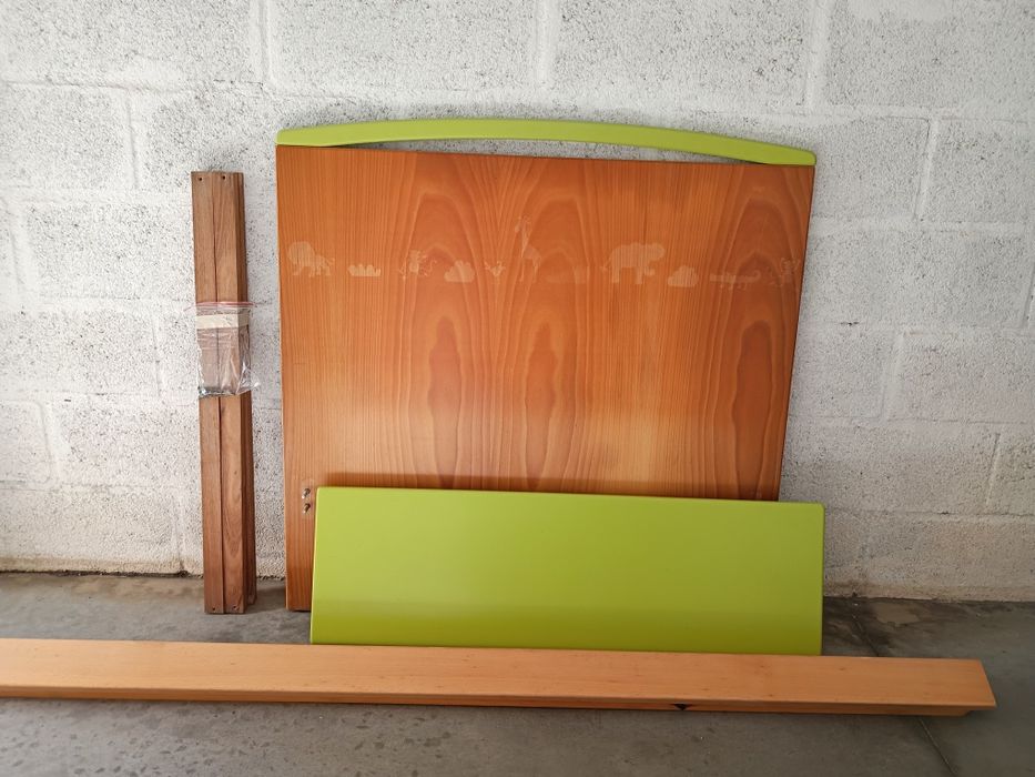 Cama de solteiro com estrado e colchão, medidas: 103/103/190cm.
Exempl