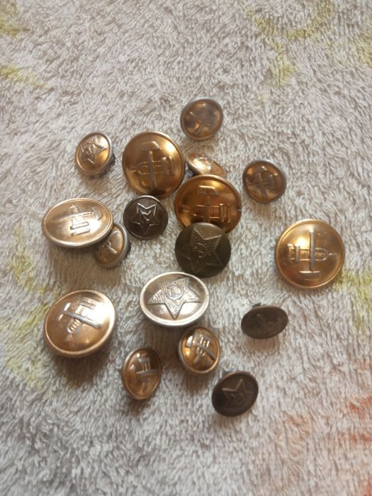 Пуговицы военные.