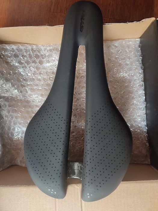 Selim de Bicicleta RYET em Carbono