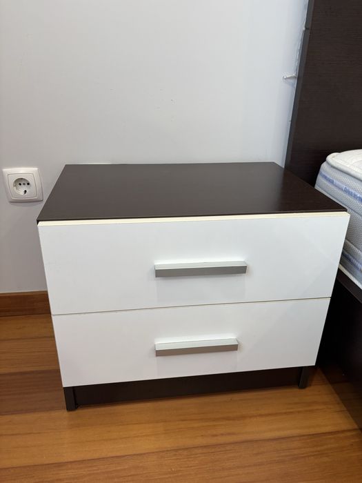 Quarto de casal , castanho e branco
