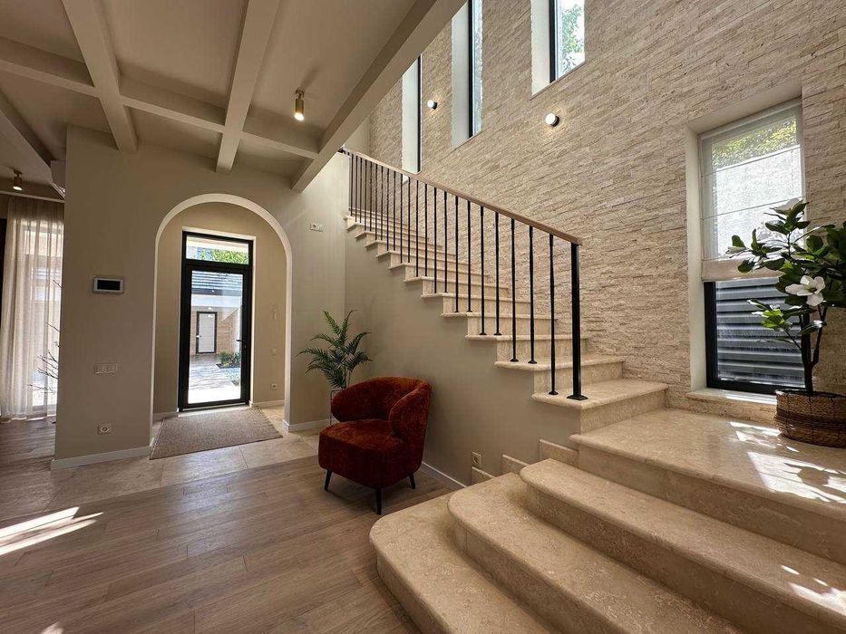 В продаже новый современный дом с бассейном в районе 12ст. Б. Фонтана.