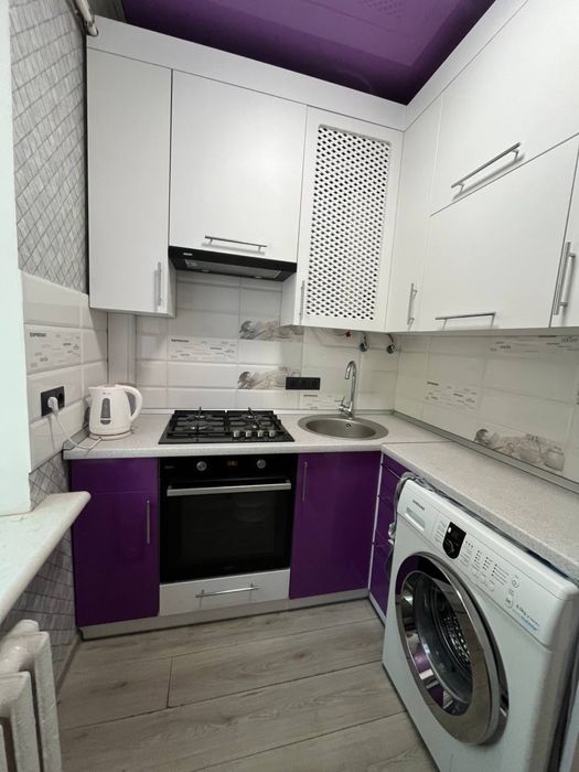 Продаю 2 комнатную квартиру, Адмиральская - Центр ( Сталинка) ID-9990