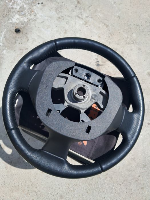 Кермо Ніссан Жук