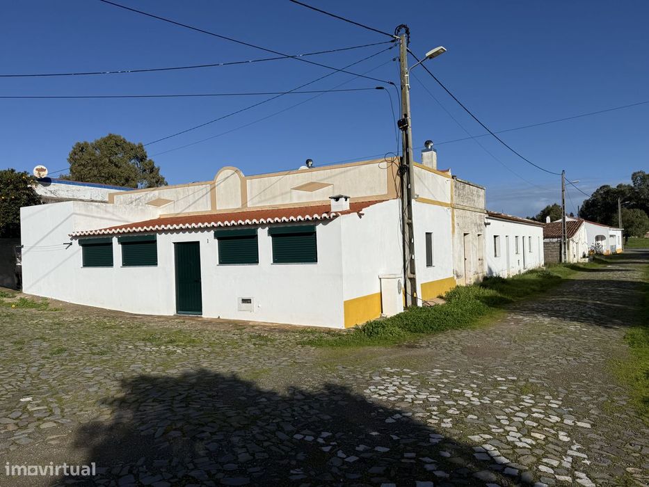 Moradia no Centro da Aldeia Mina de São Domingos