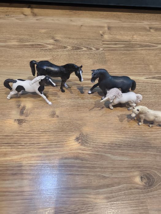 Sprzedam konie marki Schleich i CollectA
