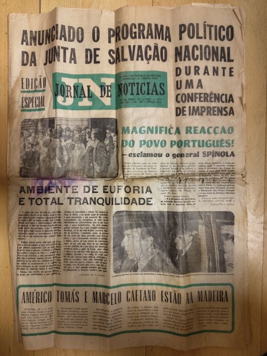 Vendo jornal de notícias da revolução de 26 de Abril de 1974