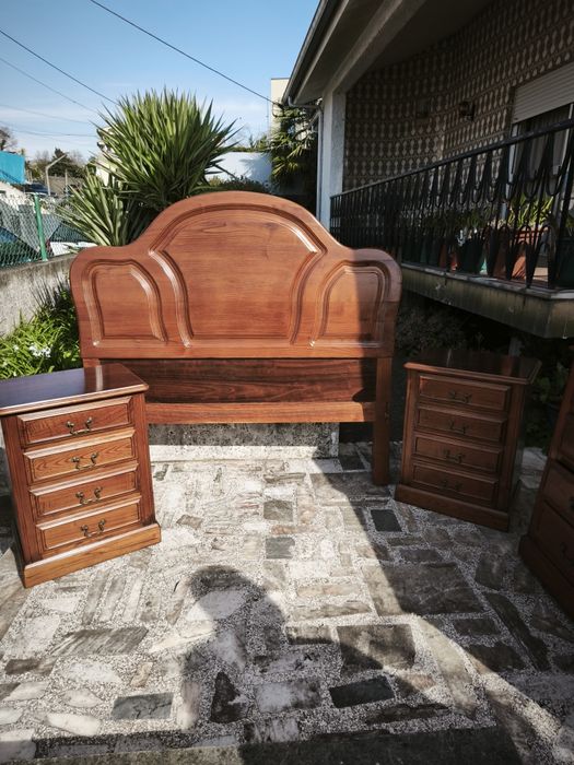 Conjunto de quarto e madeira 
O conjunto de quarto mostrado parece ser