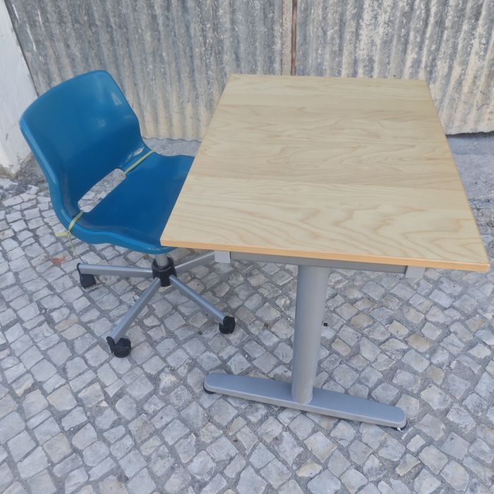 Mesa com vários níveis de altura sem cadeira