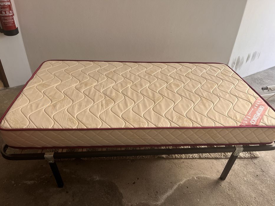 Cama: estrado + colchao