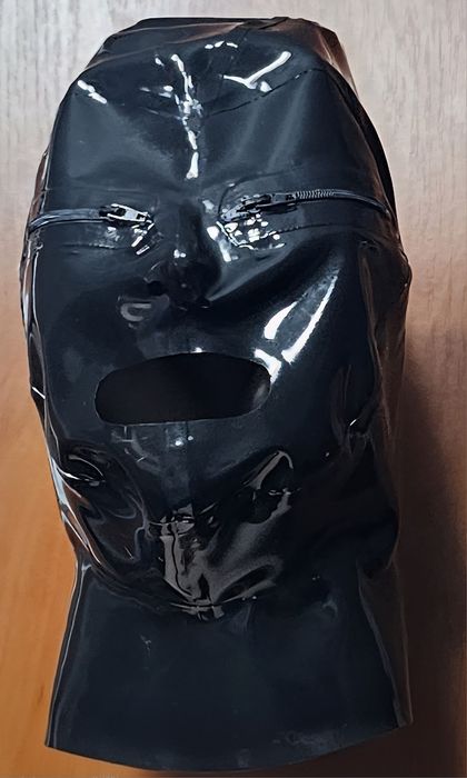 Маска зі справжнього латексу