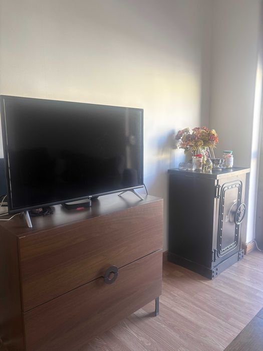 Cómoda moderna em madeira com duas gavetas – bom estado