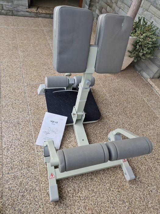 máquina de fitness é uma BailingDS Hip Thrust Trainer dobrável em cinza
