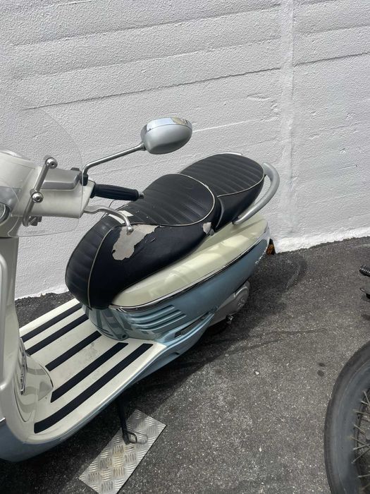 Peugeot Django 125 125cc com 19.000 km, muito estimada e pronta a andar sem precisar de nada.
