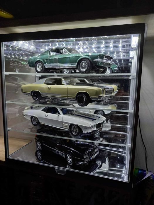 Vitrine para miniaturas 1/18 ou 1/24 com espelho e iluminação led
