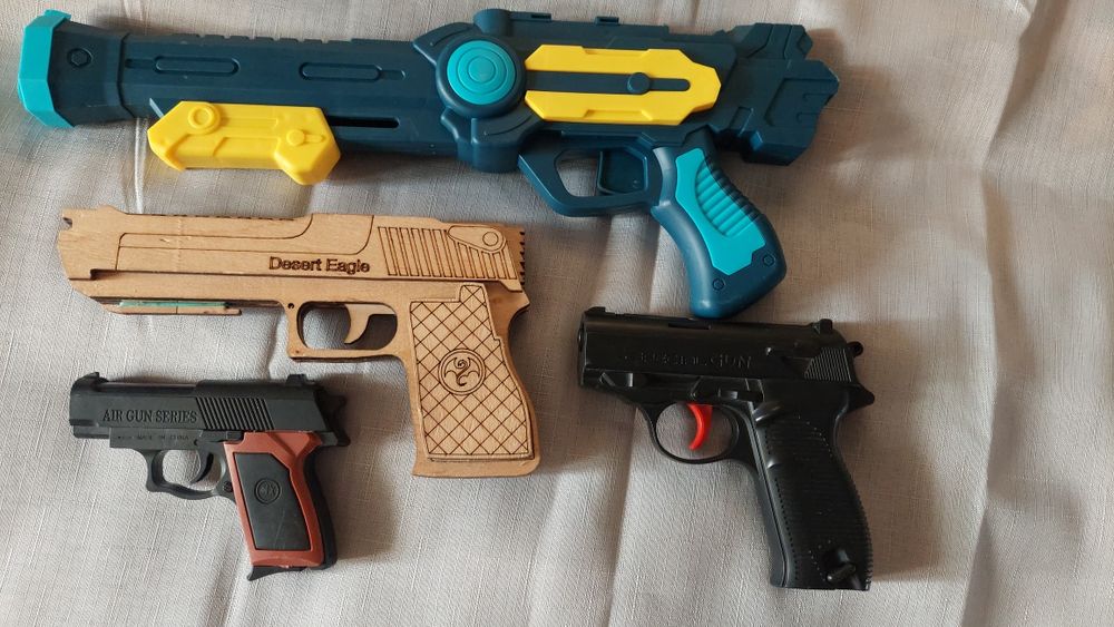 Игрушечный пистолет