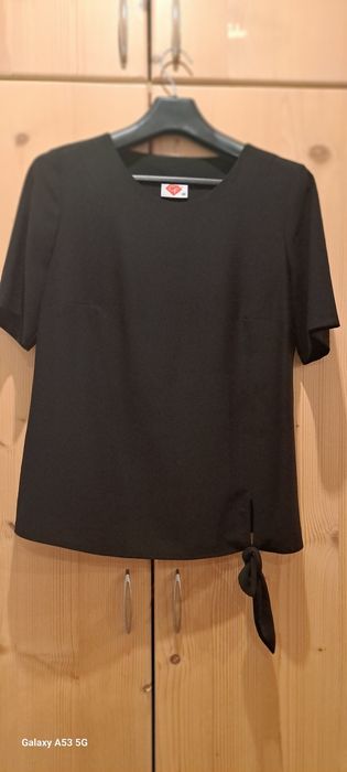 Bluzka damska, czarna, z krótkim rękawem.
