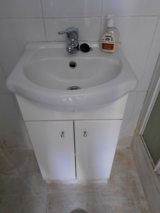 Lavatório com torneira