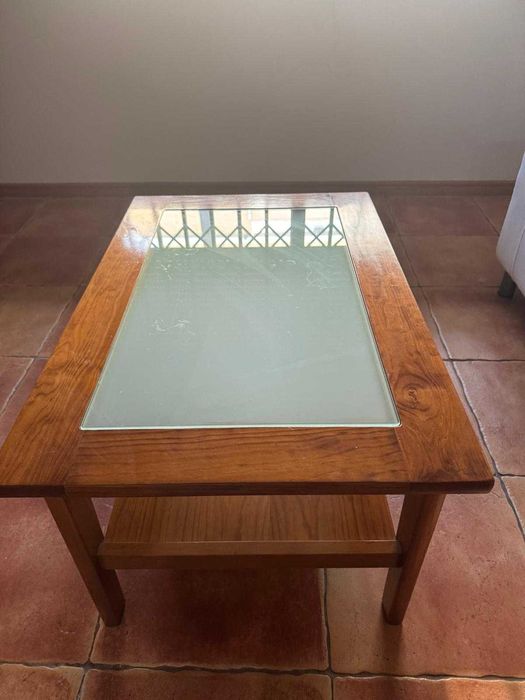 Vendo Mesa de boa Madeira de Sala em bom estadooooo ENTREGA HOJE PORTO E VILA NOVA DE GAIA PREÇO VENDA HOJE