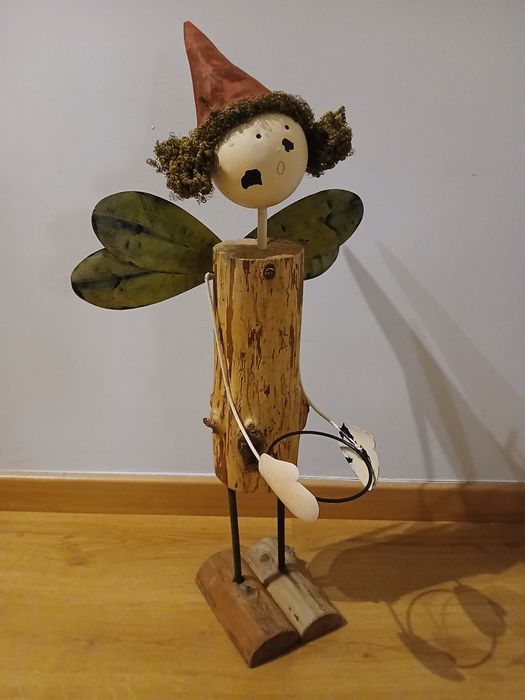 Boneca decorativa em metal e madeira