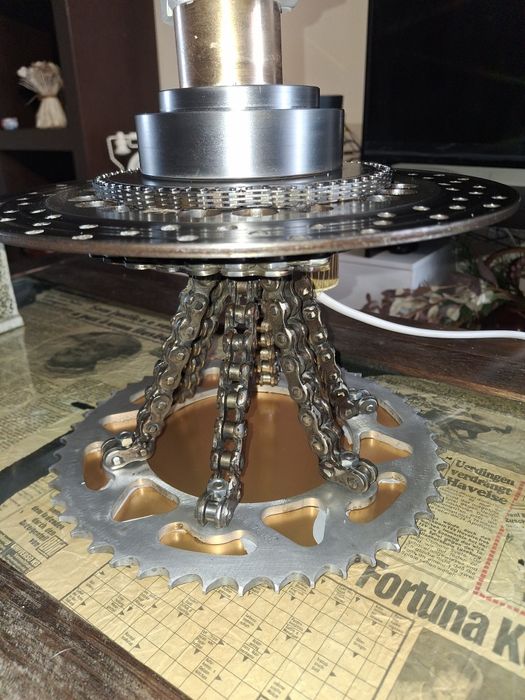 candeeiro único  e uma obra de arte