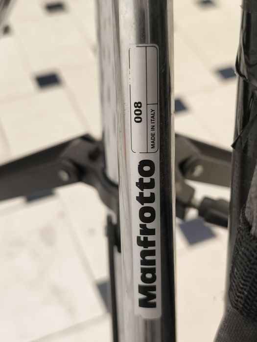 Tripé girafa com rodas mannfroto