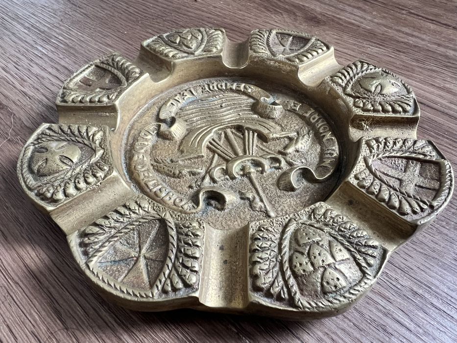 Cinzeiro em bronze com o brasão da Cidade de Lisboa.