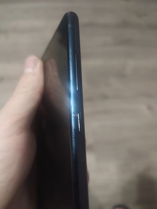 Продам телефон Samsung s20 fe 5g 6/128 в хорошому стані з невеликим дефектом