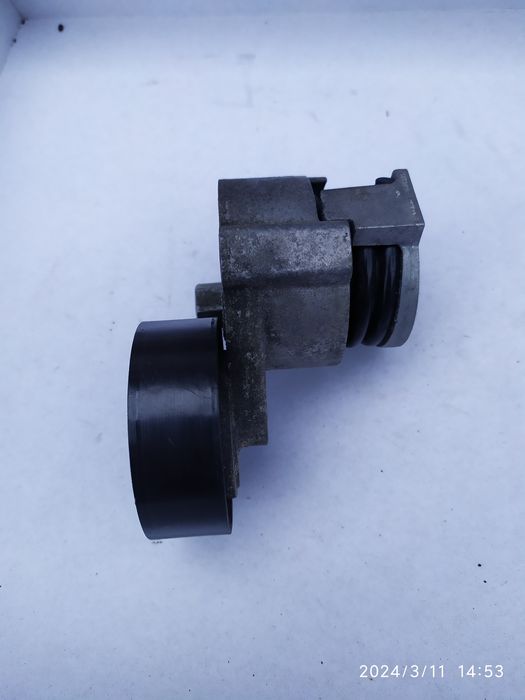 Натяжитєль ремня