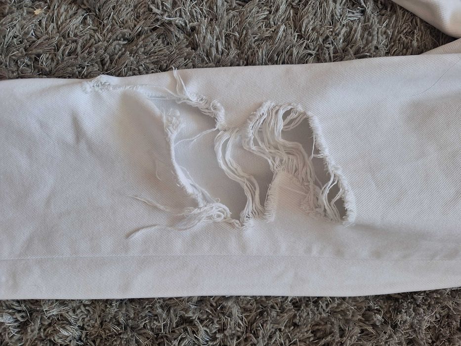 Białe jeansy z dziurami r.34, XS Stradivarius